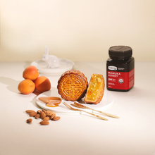 Load image into Gallery viewer, [Pre Order] Nuts &amp; Berries Mānuka Mooncakes Gift Set
