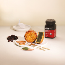 Load image into Gallery viewer, [Pre Order] Nuts &amp; Berries Mānuka Mooncakes Gift Set
