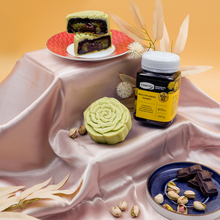 Load image into Gallery viewer, [NOT FOR SALE] Comvita Pistachio Noir Mooncake
